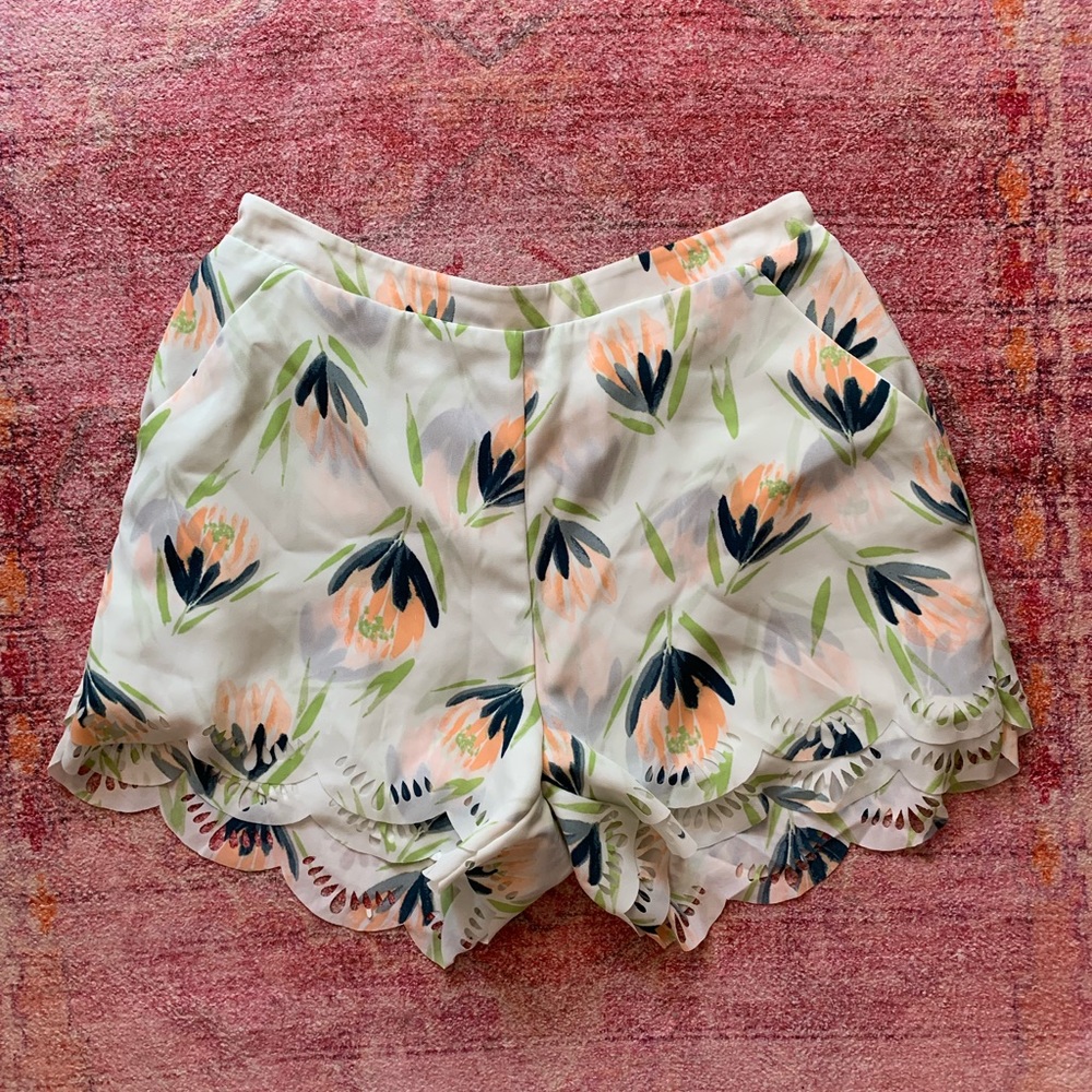 Floral scalloped shorts with pockets